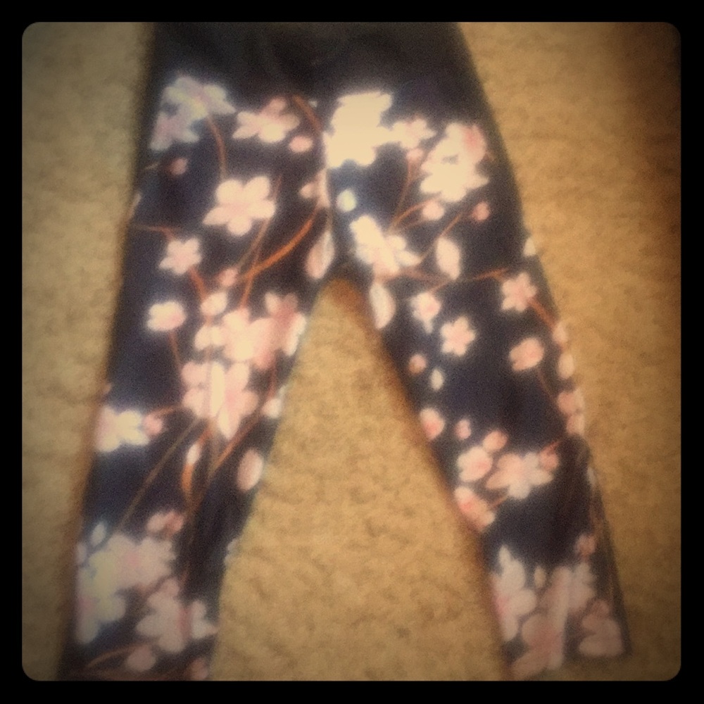 Lotus Leggings Capris workout pants size medium